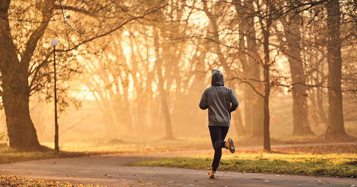 Mann beim Joggen im Park