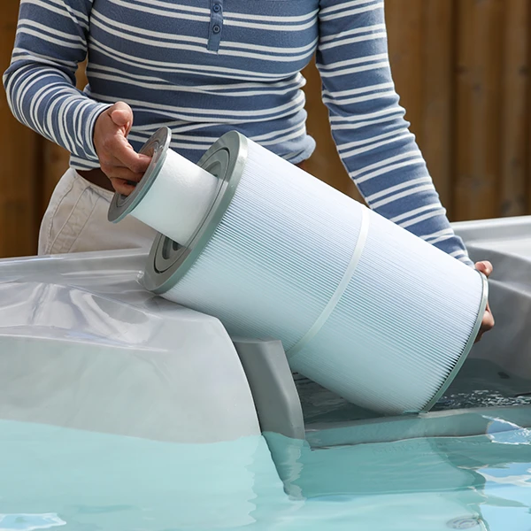 Filterkartusche wird aus einem Whirlpool gehoben