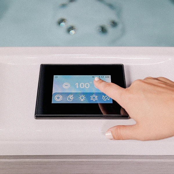 Hand bedient das Touch-Bedienfeld eines Whirlpools