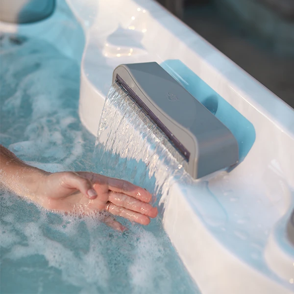 Hand unter dem Wasserfall-Element eines Whirlpools