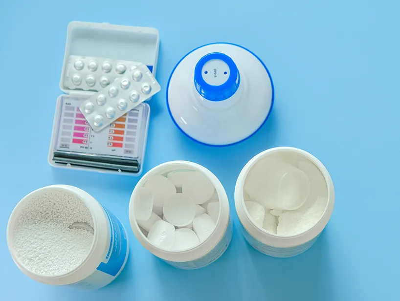 Chlorgranulat, Chlortabletten und Teststreifen – wichtige Hilfsmittel zur Kontrolle und Regulierung des Chlorgehalts im Pool oder Whirlpool.