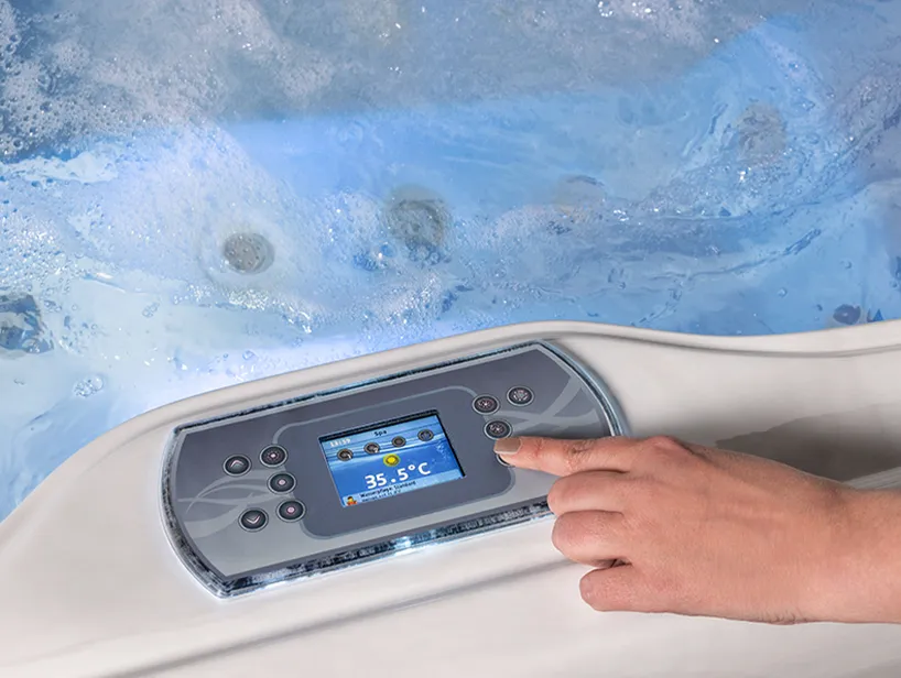 Übersichtliches Bedienfeld mit digitaler Anzeige – Steuerung von Temperatur, Düsen und Licht direkt am Whirlpool.
