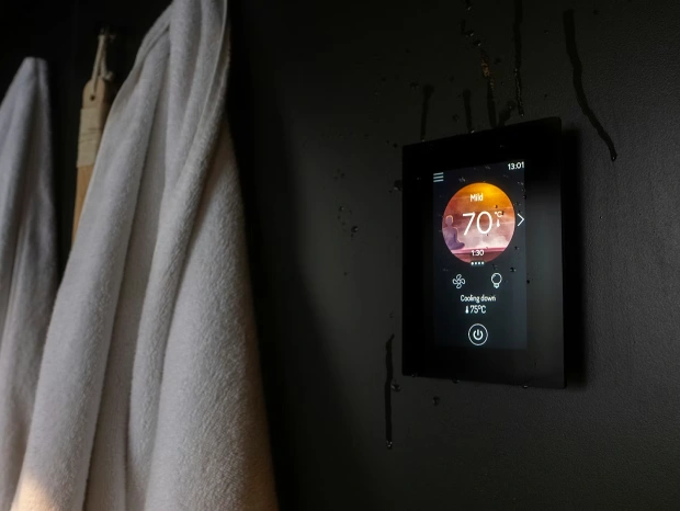 Digitale Saunasteuerung im Innenraum – Touchdisplay zur Einstellung von Temperatur und Saunaeinstellungen