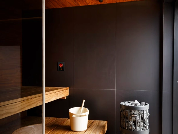 Moderne Sauna mit Holzbänken und Saunaofen – stilvoller Innenraum für entspannende Saunagänge