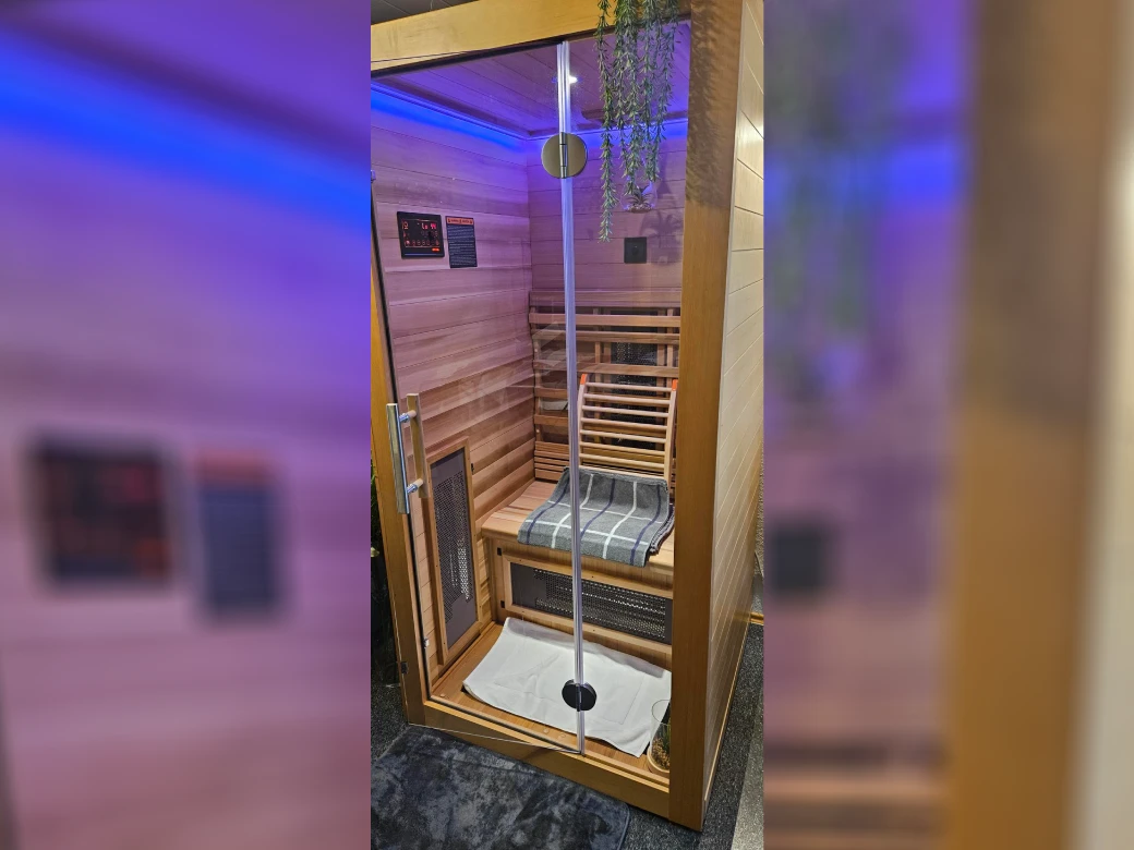 Infrarotkabine Infinity IF 100 bei einem Kunden zu Hause mit farbiger LED-Beleuchtung