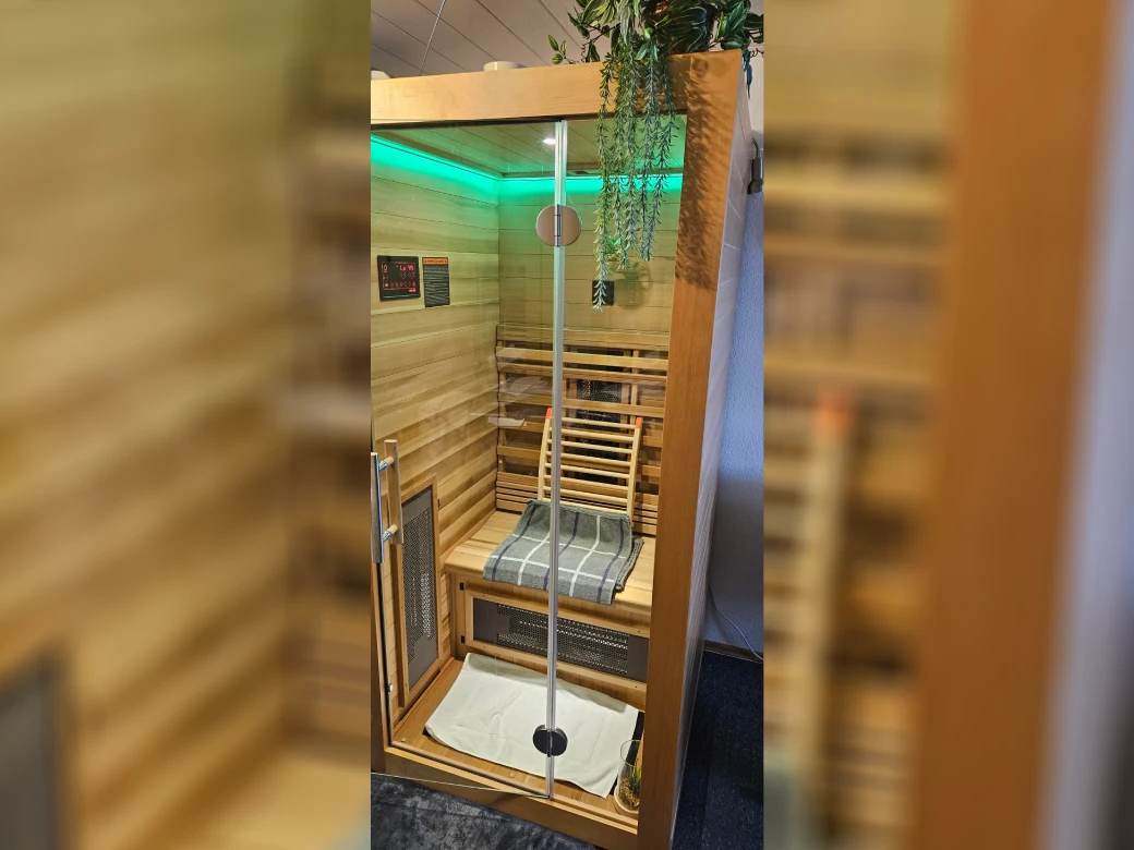 Infrarotkabine Infinity IF 100 bei einem Kunden zu Hause mit farbiger LED-Beleuchtung
