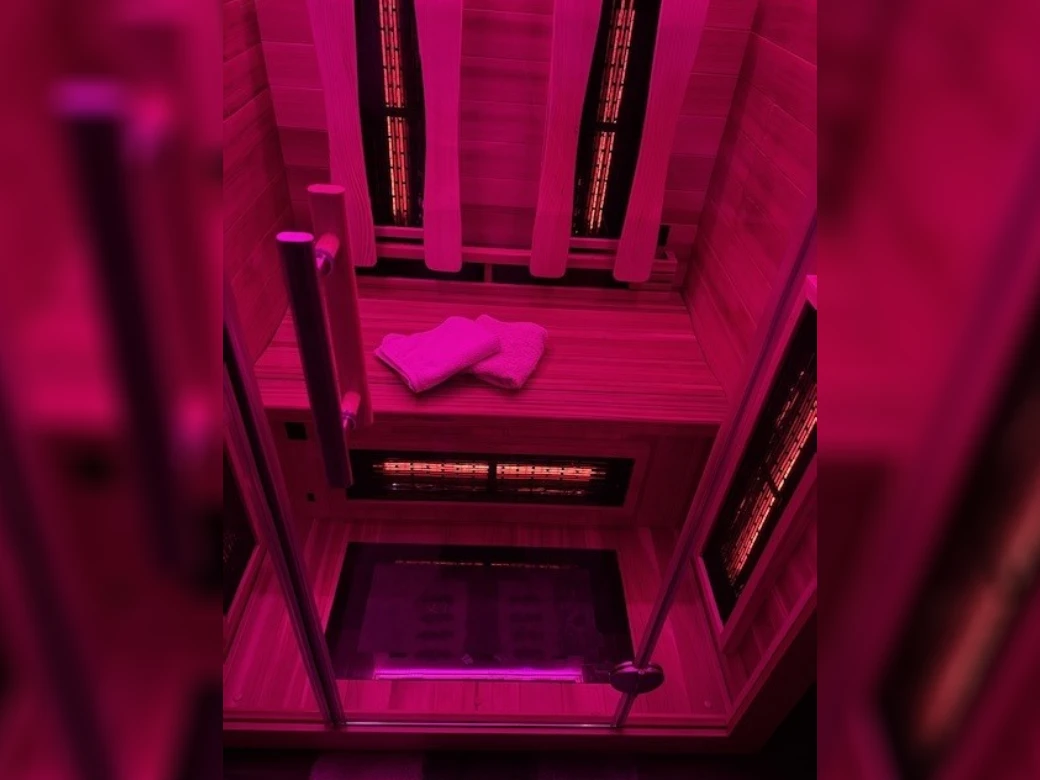 Infrarotkabine Infinity IF 120 bei einer Kundenfamilie zu Hause mit pinker Ambientebeleuchtung