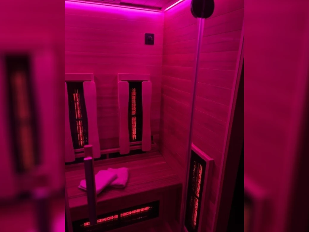 Infrarotkabine Infinity IF 120 bei einer Kundenfamilie zu Hause mit pinker Ambientebeleuchtung