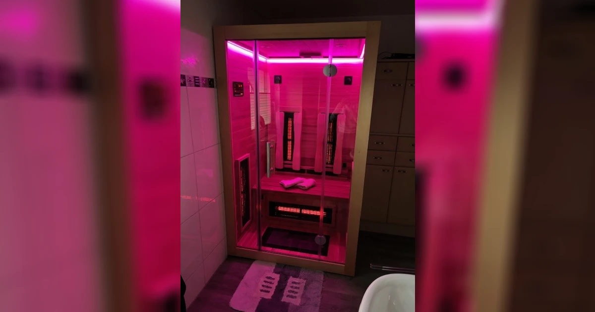 Infrarotkabine Infinity IF 120 bei einer Kundenfamilie zu Hause mit pinker Ambientebeleuchtung