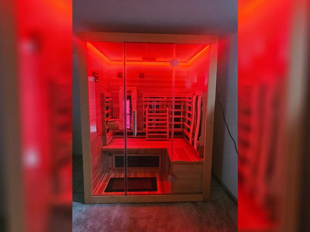 Infrarotkabine Infinity IF 150 bei Kunden zu Hause mit roter Ambientebeleuchtung