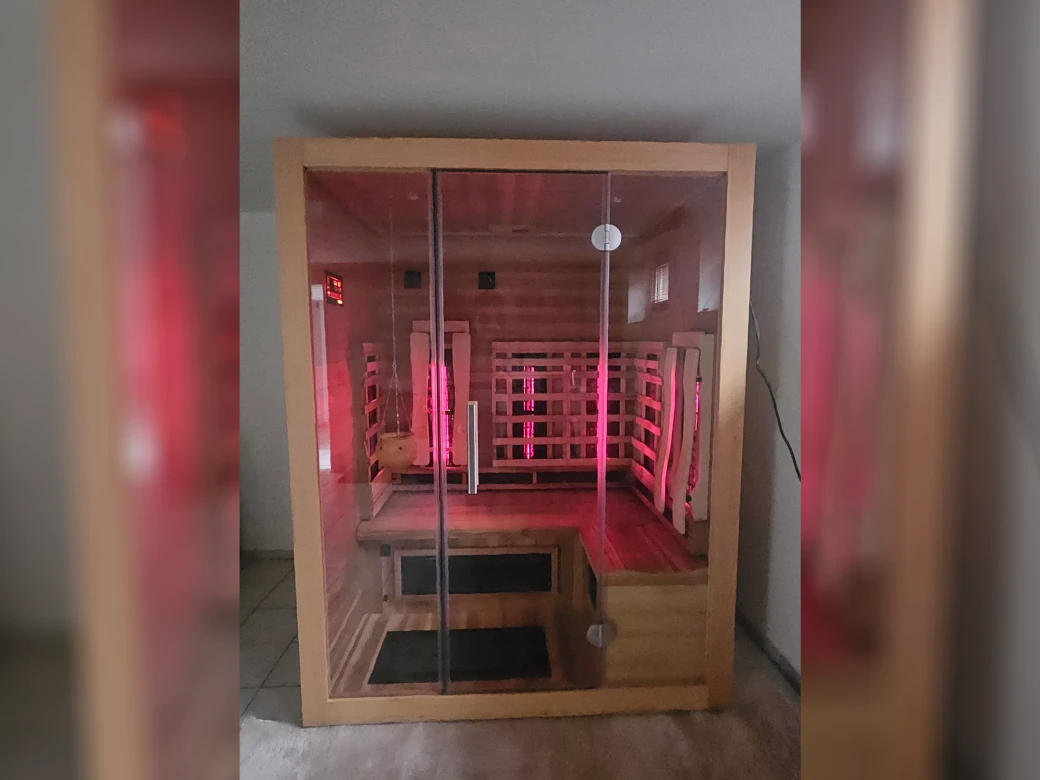 Infrarotkabine Infinity IF 150 bei Kunden zu Hause mit roter Ambientebeleuchtung
