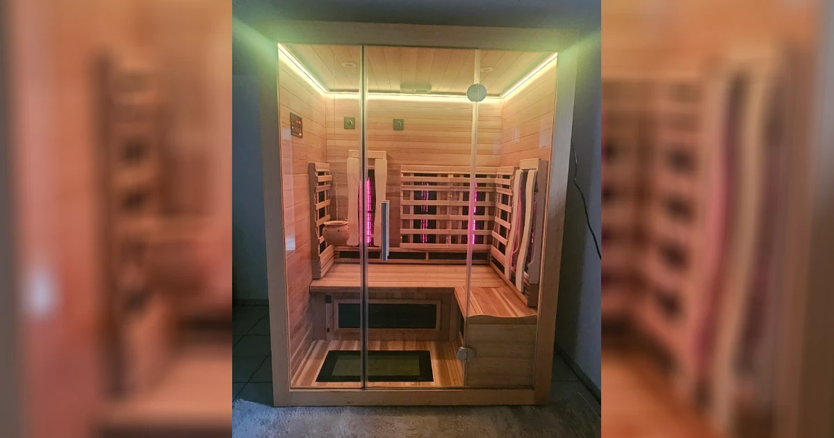 Infrarotkabine Infinity IF 150 bei Kunden zu Hause mit roter Ambientebeleuchtung