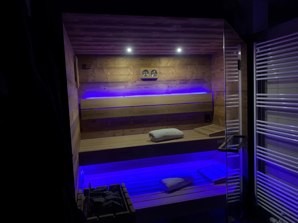 Innensauna LOMA S bei einem Kunden zu Hause mit blauer LED-Beleuchtung