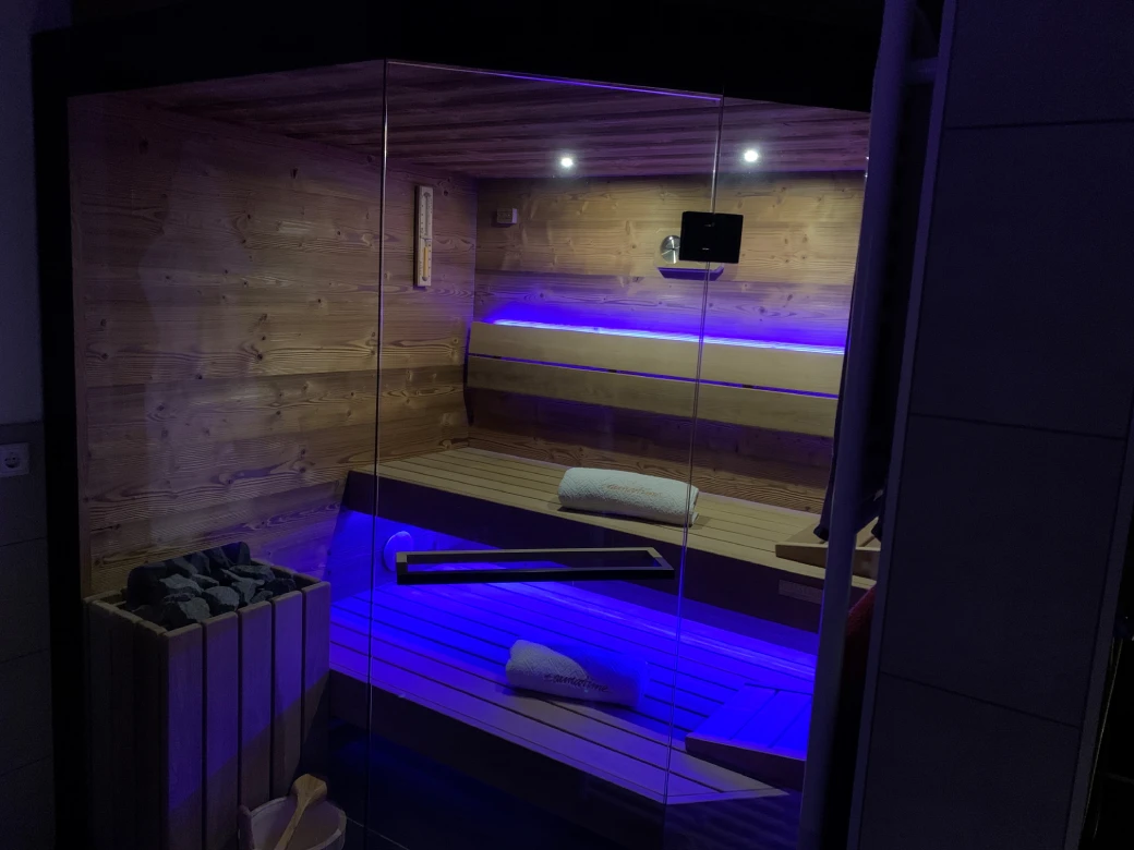 Innensauna LOMA S bei einem Kunden zu Hause mit blauer LED-Beleuchtung