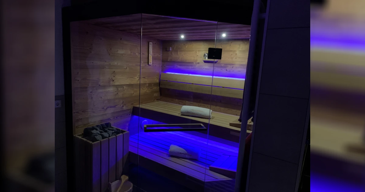 Innensauna LOMA S bei einem Kunden zu Hause mit blauer LED-Beleuchtung