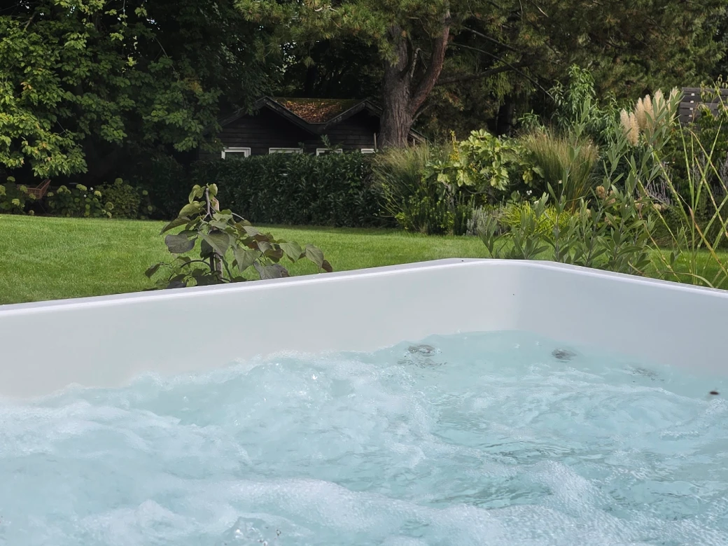 Whirlpool Home One bei einem Kunden im Garten