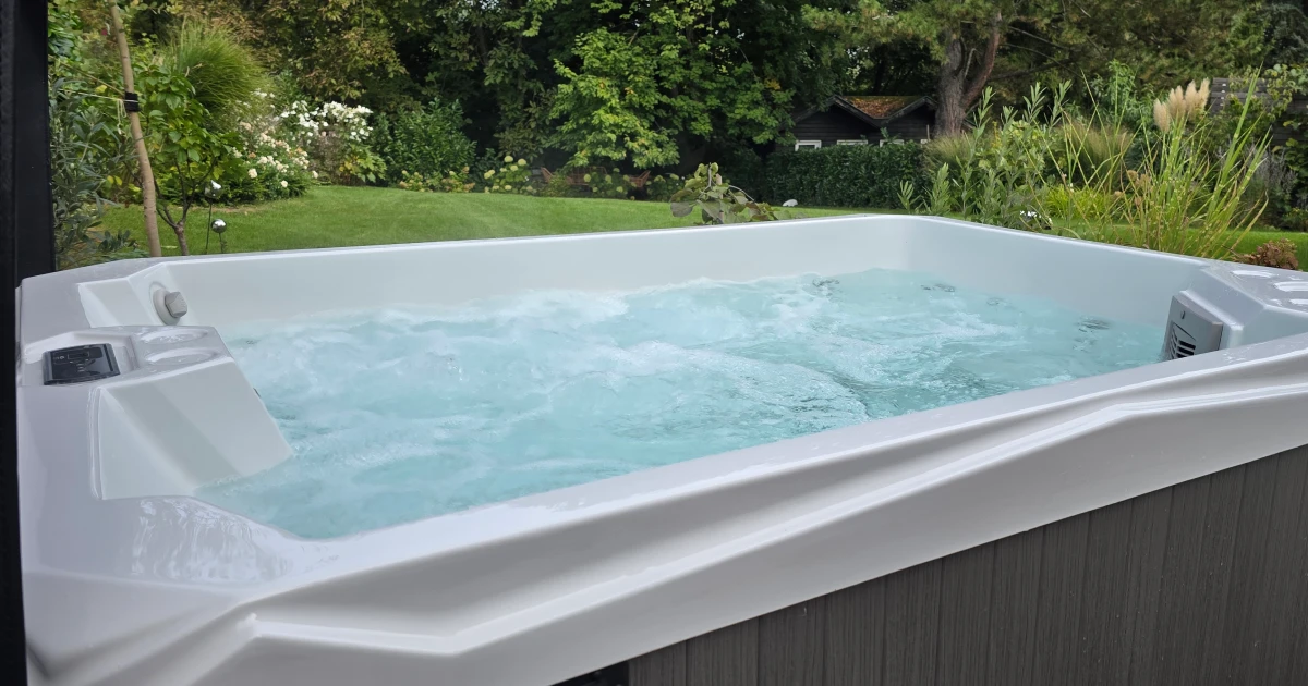 Whirlpool Home One bei einem Kunden im Garten