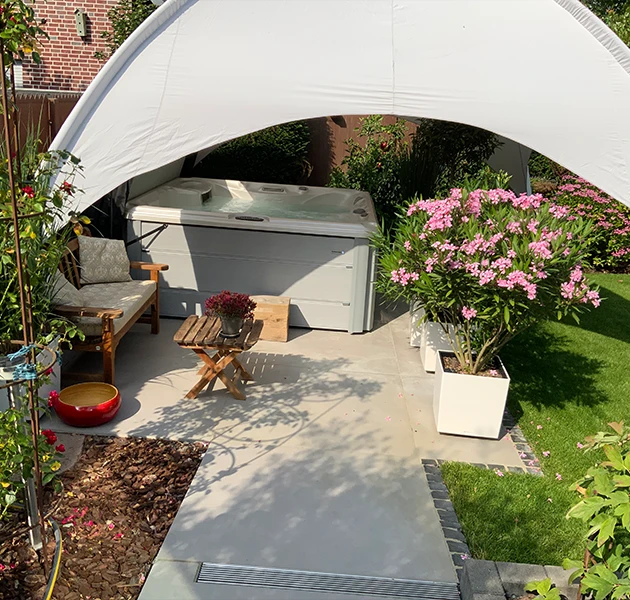 Whirlpool Sundance 780 Hamilton bei einer Kundin im Garten unter einem Sonnensegel
