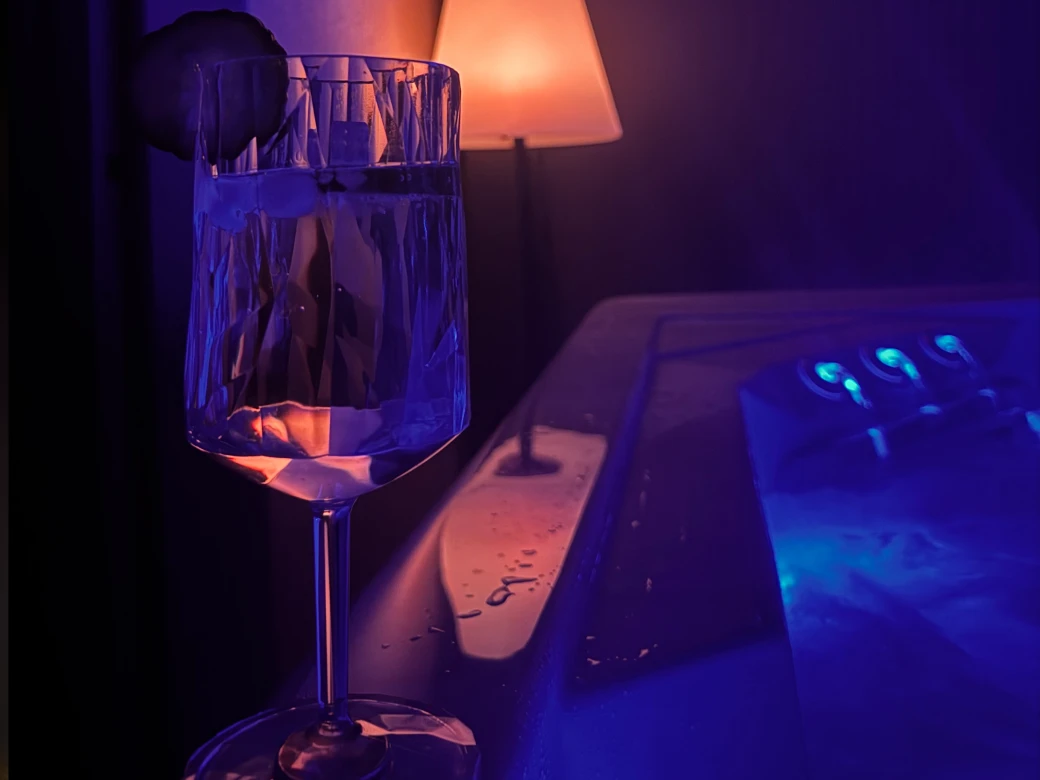 Whirlpool TWIN M Premium bei einem Kunden mit stimmungsvoller Beleuchtung am Abend