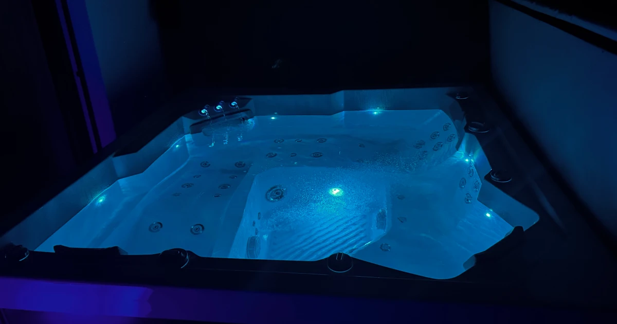 Whirlpool TWIN M Premium bei einem Kunden mit stimmungsvoller Beleuchtung am Abend