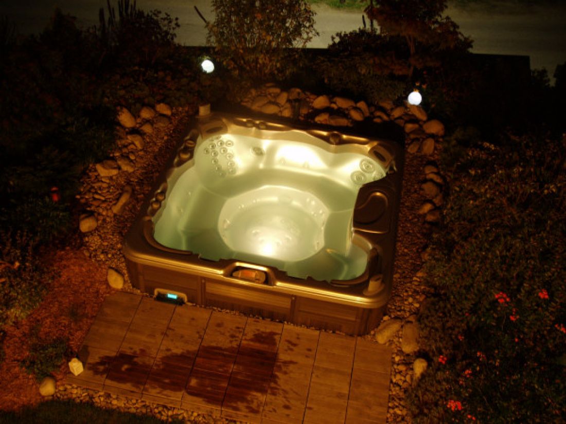 Armstark Whirlpool beleuchtet bei Nacht Garten Steine
