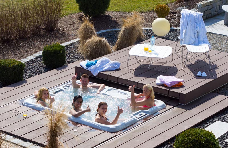 Armstark Pool Lounge Probebaden Whirlen in Frühlingssonne