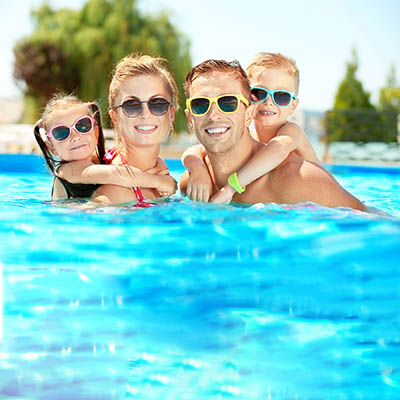 Familie im Pool