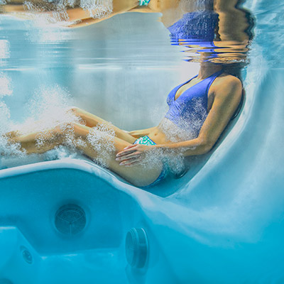 Frau genießt Massage im Sundance Spas Whirlpool