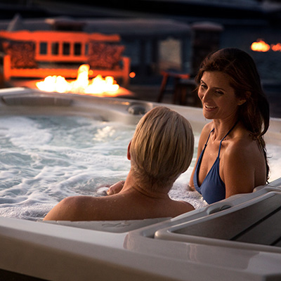 armstark_whirlpools_980_titanspiralheizung Paar im Whirlpool der Serie 980 von Armstark