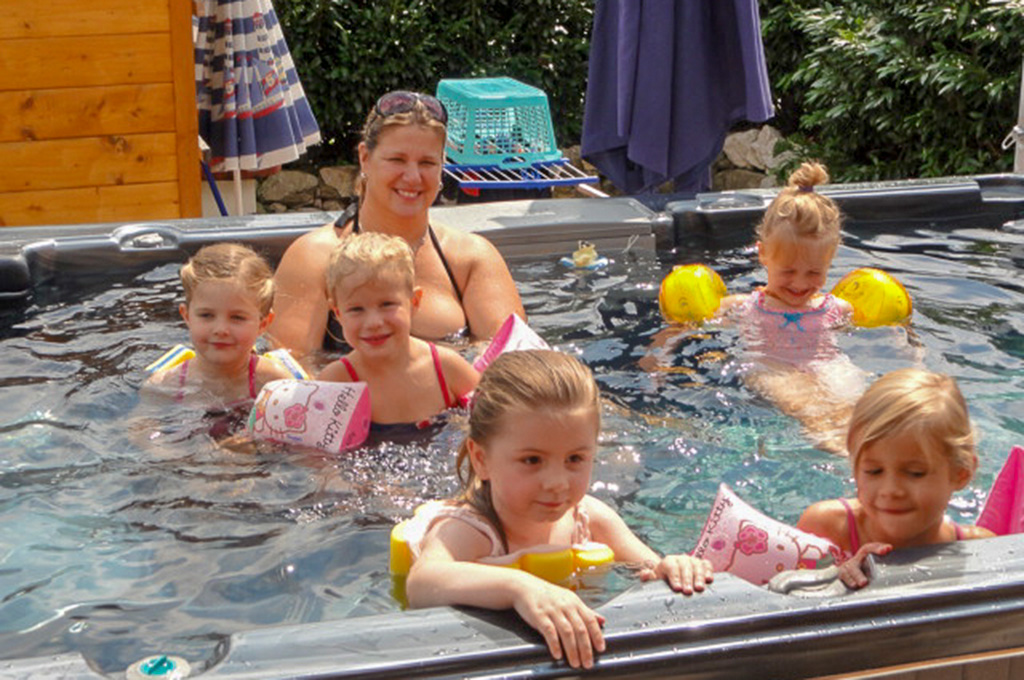 Frau mit Kindern im Swim Spa
