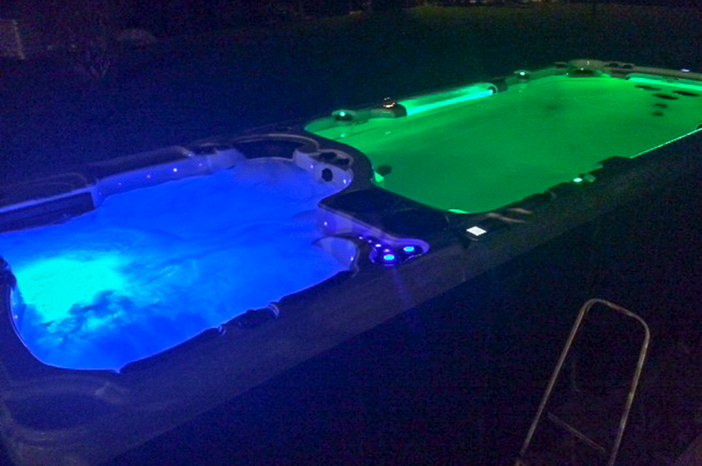 Swim Spa beleuchtet in unterschiedlichen Farben