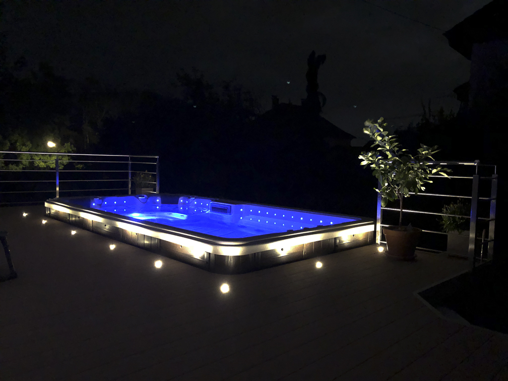 Swim Spa Lounge bei Nacht
