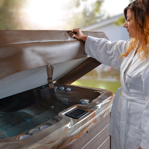 armstark_whirlpool_austria_abdeckung Die Thermoabdeckung des Whirlpools Austria der Skyline Spas Serie von Armstark ist in der passenden Farbe zur Verkleidung erhältlich