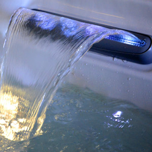 armstark_whirlpool_danube_wasserfall Der Wasserfall des Armstark Whirlpools Danube der Serie Skyline Spas ist beleuchtet