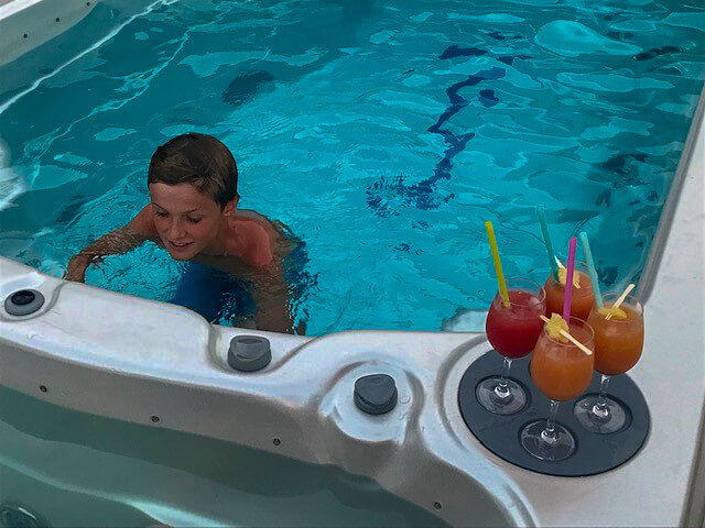 Der Swim Spa Boost 7000 von Armstark bietet praktische Getränketabletts