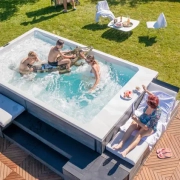 Familie mit Pool im Garten (Bild von ARMSTARK)